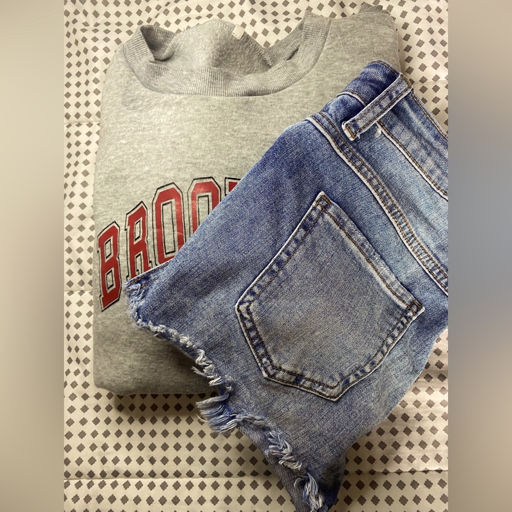 I am selling a sweatshirt and h the color of the shirts is grey with red letters